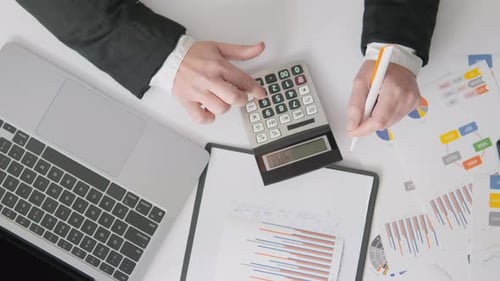 En tant que professionnel des affaires, je suis activement engagé dans une analyse financière qui implique une analyse approfondie