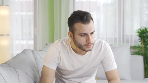 Ein junger Mann mit einer psychischen Störung ist zu Hause aggressiv.