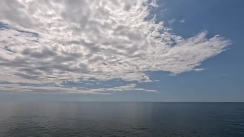 Luftbild der Meerwasseroberfläche auf ruhiger Wasseroberfläche: Kamera fliegt über klares Meer, Ozean, Sonnenblendung
