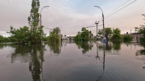 Ruas inundadas na cidade de Kherson com lindo pôr do sol ao fundo, explosão de barragem no rio Dnipro