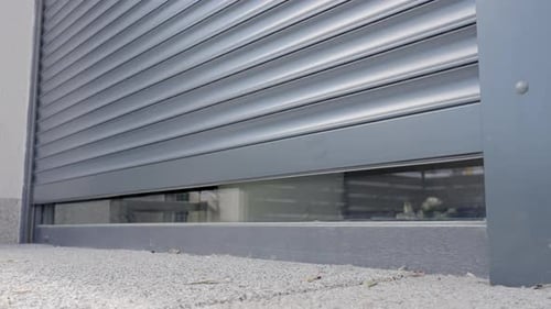 Außenrollladenöffnung am modernen Hausfenster