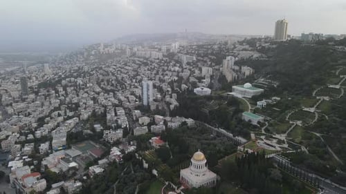 Photographie aérienne du lieu saint de la ville sur un sol verdoyant, Jardins Baha'is - Haïfa