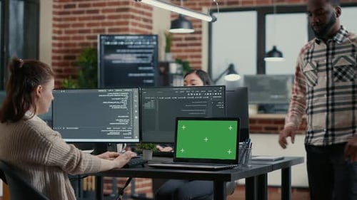 Codes für Softwareentwickler unter Verwendung eines Laptops mit Greenscreen-Mockup