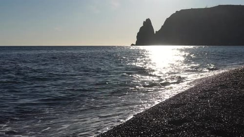 Sea Beach Horizon Meereswellen mit weichem, schaumigem Wasser waschen mehrfarbige Kieselsteine an einem Strand während