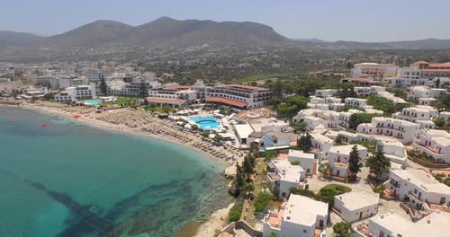 La ville touristique de Hersonissos en Crète. Prise de vue aérienne.