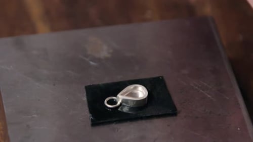 Platzieren eines Edelsteins in der Silberlünette — Prozess zum Einsetzen von Schmuck