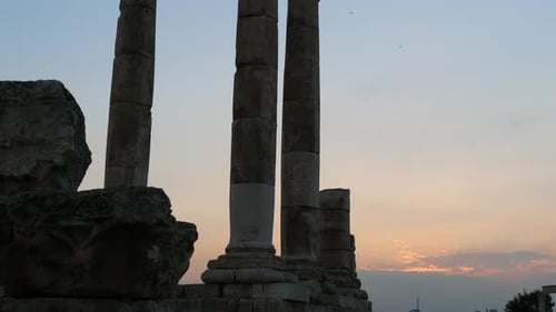 Photo prise en soirée du temple d'Hercule à la citadelle d'Amman en Jordanie