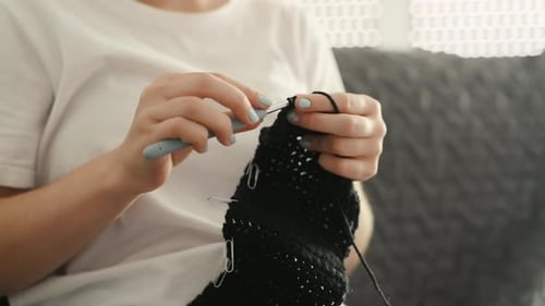 Mädchen beim Stricken