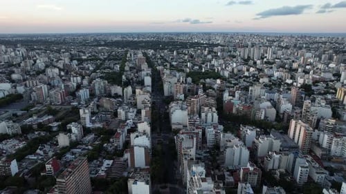 Abwärtsbewegung mit Drohne inmitten einer großen Straße mit vielen Gebäuden in Buenos Aires, AR