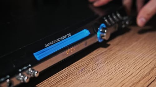 El disco compacto se expulsa del reproductor de DVD