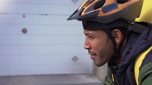 Jeune livreur afro-américain à vélo