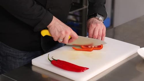 chef cortando verduras en la cocina
