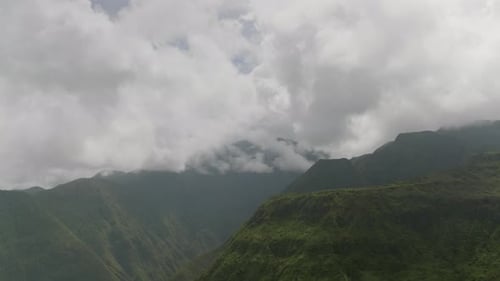 Les sommets des montagnes se cachaient derrière les nuages. Les pistes vertes dépourvues d'arbres s'étendent jusqu'à l'heure