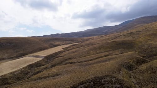 Nuages en timelapse se déplaçant au-dessus d'une montagne