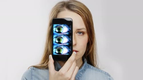 Cabeza femenina que sostiene el teléfono inteligente frente a la cara