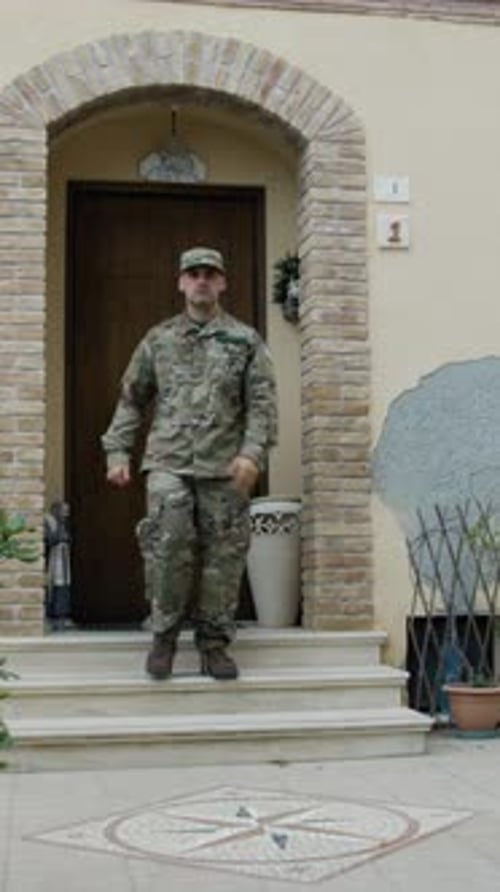 Soldado se prepara para sair de casa durante o Memorial Day