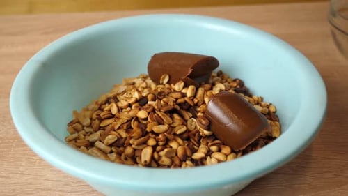 07 págs. Para preparar el relleno, agregue leche condensada a los cacahuetes y mezcle la mezcla