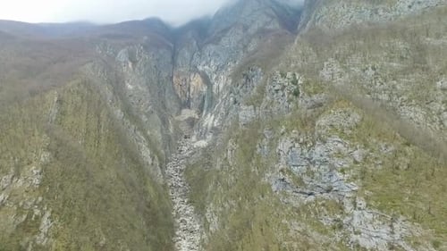 Вид с воздуха на водопад Бока в национальном парке Триглав, Юлийские Альпы.
