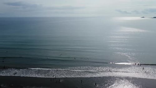 Plan Cinématique d'une plage merveilleuse devant le camp de surf de Nalu, Baler, Philippines, résolution 4K