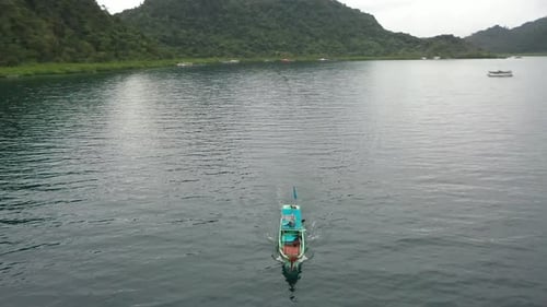 Bela vista dos Billies que cercam o barco à vela na Ilha Mursala em Sibolga, North Sumat