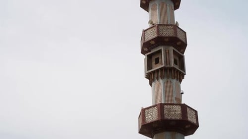 Blick auf die Moschee in der Stadt bei klarem Himmel im Sommer