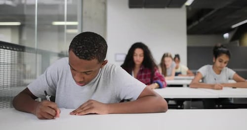 Afroamerikanischer Student in der Highschool-Prüfung