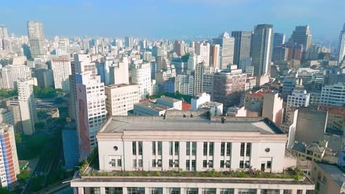 Vista aérea del horizonte de São Paulo que muestra edificios de gran altura y densidad urbana bajo un cielo despejado