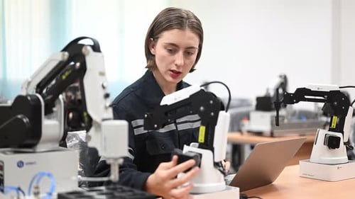 Ingénieur professionnelle avec machine robotique à l'usine