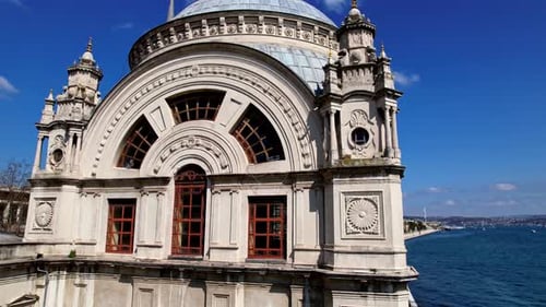Kuppel der osmanischen Moschee und kunstvolle architektonische Details
