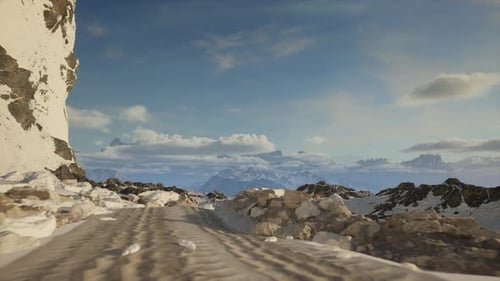 Route de montagne dangereuse en haute altitude dans la neige hivernale