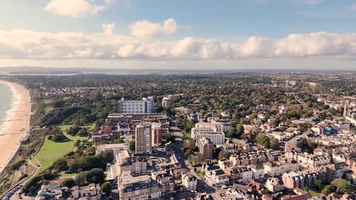 Bournemouth, vuelo a lo largo del paseo marítimo, sobre la ciudad y la playa hacia Sandbanks y Poole Harbour