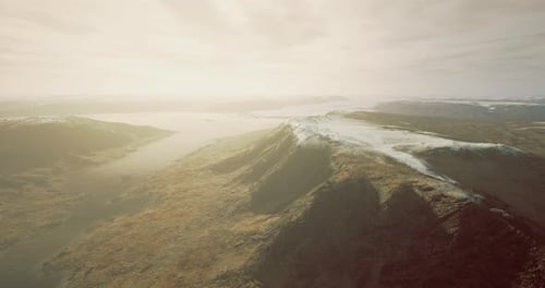 Un panorama époustouflant met en valeur de majestueuses chaînes de montagnes le long d'un lac tranquille