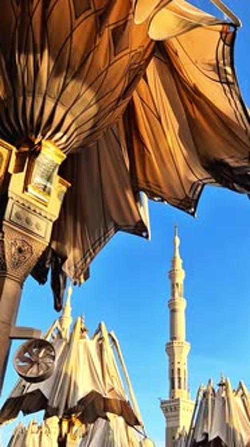 L'emblématique grand hyperlapsus, des parapluies, s'ouvrent dans la cour de la mosquée du Prophète, Médine