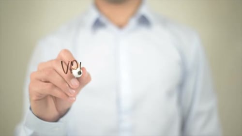 VPN-Koordinator schreibt auf transparentem Bildschirm