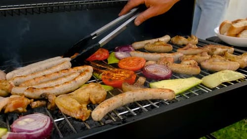 Barbecue-Fleisch und Gemüse werden auf dem Grill gebraten Selective Focus