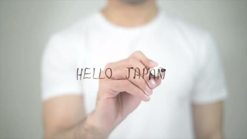 Hallo Japan, Mann schreibt auf transparentem Bildschirm