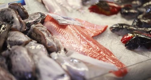 Seafood Market Frischer Fischhändler bei der Arbeit