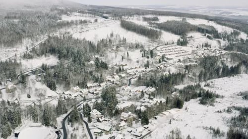 L'hiver dans le parc national du Harz. Vue aérienne par drone du village idyllique de Schierke au fond