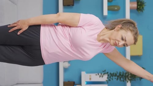Vidéo verticale d'une femme faisant des exercices pour les bras à la maison. Fitness, sport.