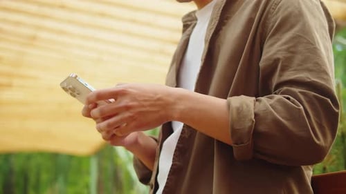 Mann benutzt Telefon Nahaufnahme im Freien