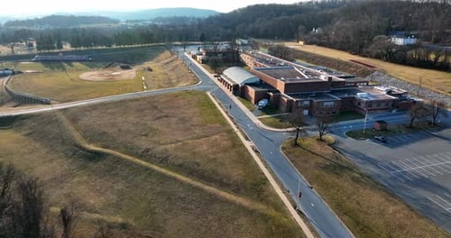 Bâtiment et terrains scolaires aux États-Unis. Orbit aérien d'un bâtiment d'enseignement public américain. Lycée