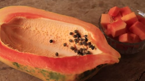 geschnittene frische Papaya auf einem Tisch