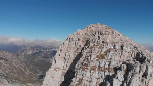 ascenseur par Drone au-dessus du majestueux sommet de Krn dans les Alpes juliennes, Slovénie, ciel bleu