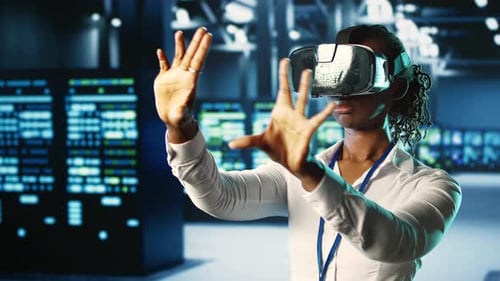 Erfahrener Entwickler, der VR im Rechenzentrum nutzt