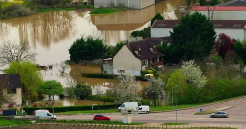 Vista aérea das inundações no rio Yonne na França em inundação A água do desastre natural inundou uma cidade