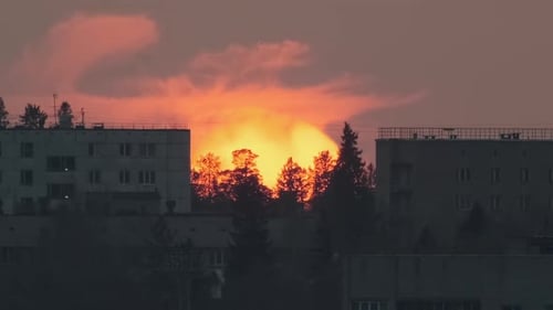 Zeitraffer bei Sonnenuntergang. Zeitraffer der Sonne, die sich hinter den Gebäuden bewegt
.