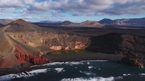 Vue aérienne du lagon vert d'El Golfo et des falaises de Lanzarote