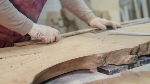 Handschuhhänder messen Holz — ein entscheidender Schritt: Es spiegelt die akribische Beschaffenheit nachhaltigen Holzes wider
