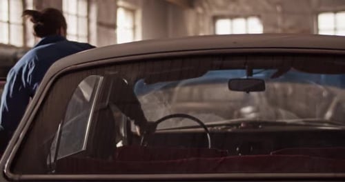 Technicien anonyme testant une voiture ancienne