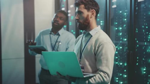 Expertos conversan con técnicos e ingenieros de equipos cercanos que analizan los dispositivos del centro de datos
